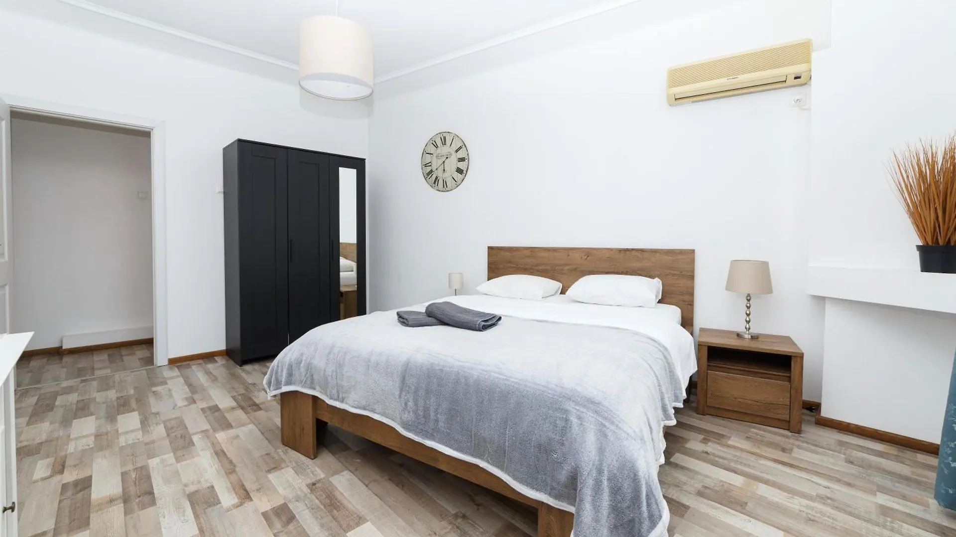 Color Apartments Street Blanari 12 Бухарест
